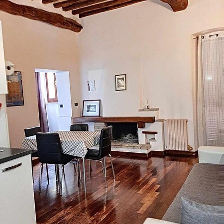 Ospitaci Appartamenti San Salvatore 폴리뇨 외부 사진
