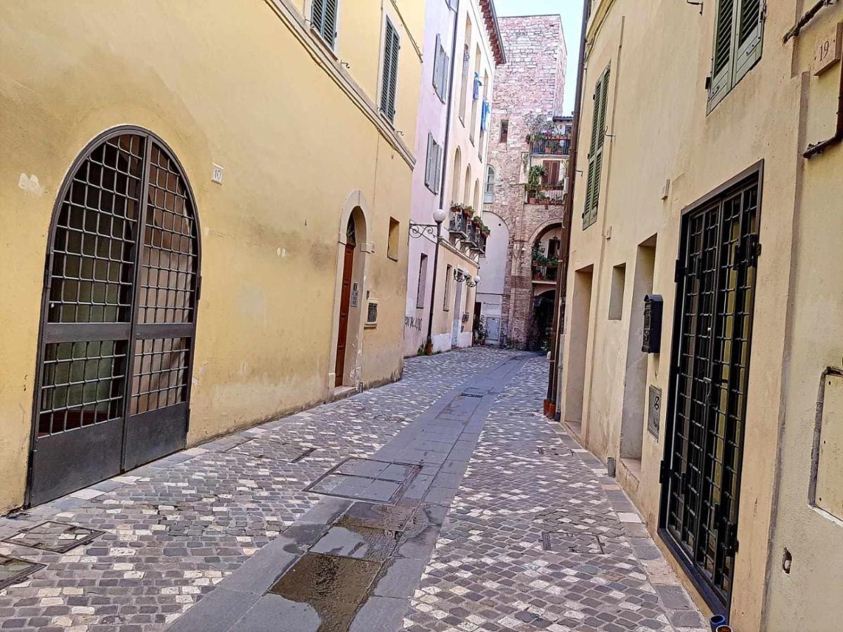 Ospitaci Appartamenti San Salvatore 폴리뇨 외부 사진