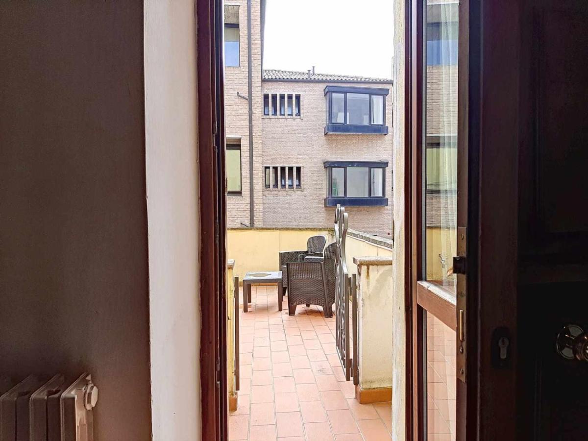 Ospitaci Appartamenti San Salvatore 폴리뇨 외부 사진