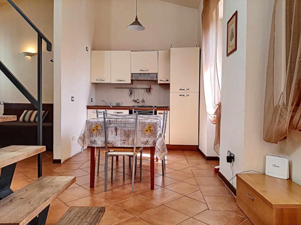 Ospitaci Appartamenti San Salvatore 폴리뇨 외부 사진