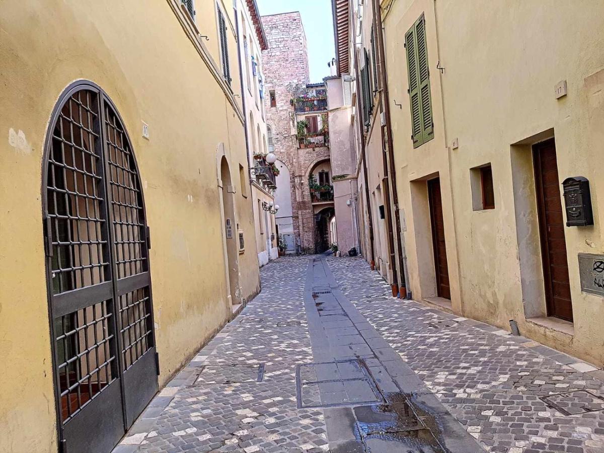 Ospitaci Appartamenti San Salvatore 폴리뇨 외부 사진
