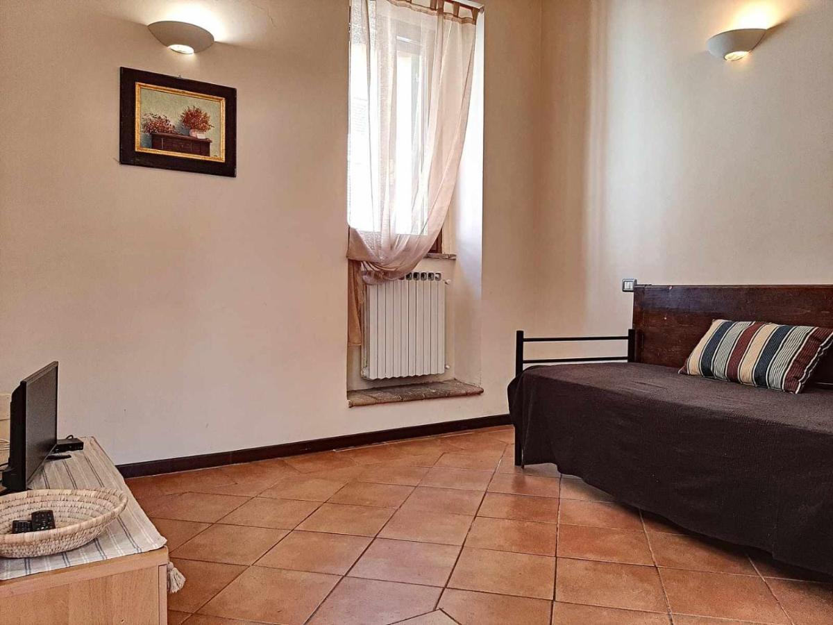 Ospitaci Appartamenti San Salvatore 폴리뇨 외부 사진
